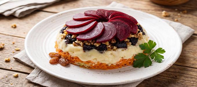 Салат из варёной свёклы с сыром, черносливом и орехами