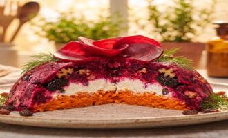 Салат из варёной свеклы с сыром, черносливом и орехами